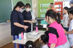 写真 生徒が小学生に説明する様子1