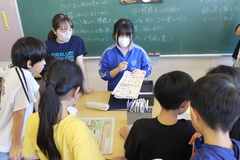 写真 生徒が小学生に説明する様子2