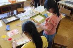 写真 小学生が制作に取り組む様子1