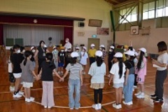 手をつないで自己紹介