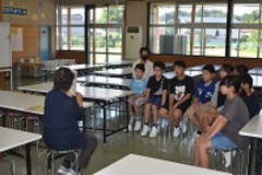 高学年がお話を聞いています