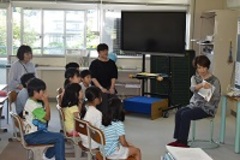 低学年がお話を聞いています