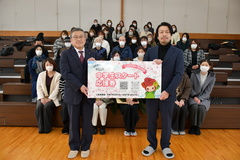 写真　贈呈式の様子（葉山中学校）