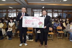 写真　贈呈式の様子（楯岡中学校）