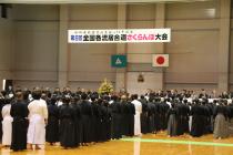 開会式の様子 全国各地から約400人の剣士が 居合発祥の地 村山へ