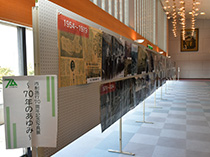画像　記念式典当日　市民会館で写真展